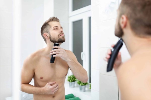 Quels sont les outils nécessaires et la technique de base pour bien tailler sa barbe et l'entretenir ?