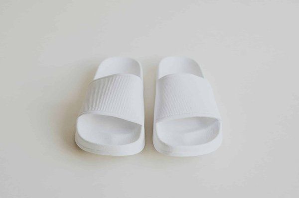 A la recherche de chaussures originales ? Optez pour les claquettes requin !