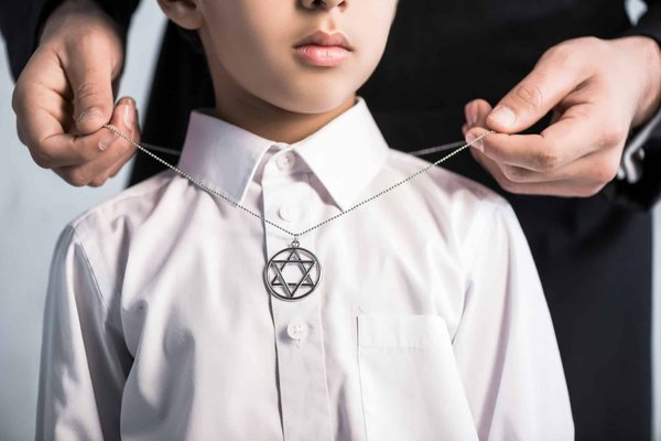 Cadeaux de naissance ou de baptême : comment choisir sa médaille ?